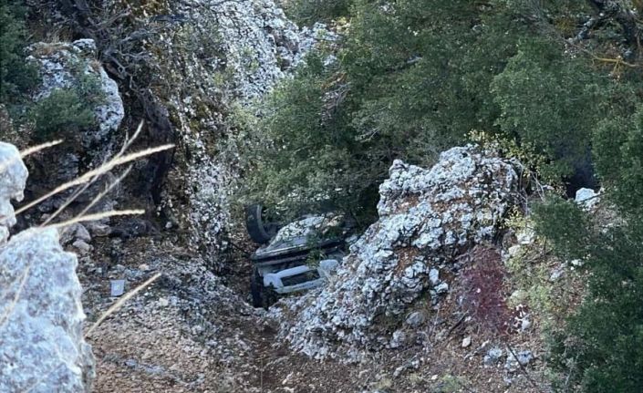 Otomobil uçuruma yuvarlandı, sürücü hayatını kaybetti