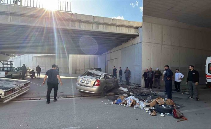 Otomobil üst geçitten yola düştü:: 2 yaralı