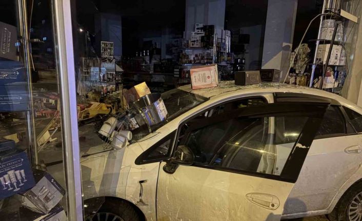 Otomobil züccaciye dükkana daldı: 1 yaralı
