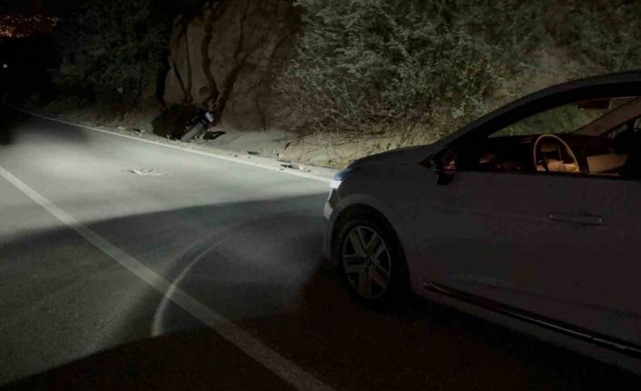 Otomobilin arkadan çarptığı motosiklet yoldan çıktı: 1 yaralı