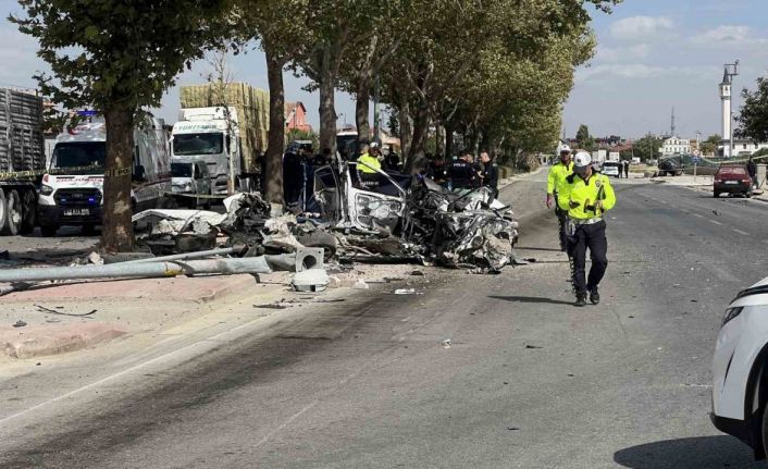 Otomobilin çarptığı araç ikiye bölündü: 1 ölü, 1 yaralı