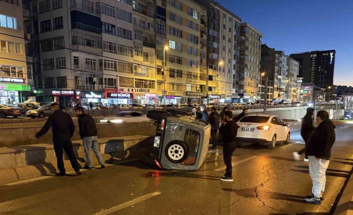 Otomobilin çarptığı cip yan yattı, yol trafiğe kapandı