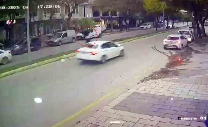 Otomobilin çarptığı kadın metrelerce savruldu