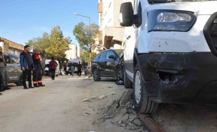 Otomobilin çarptığı kamyonet aydınlatma direğini devirdi: 2 yaralı