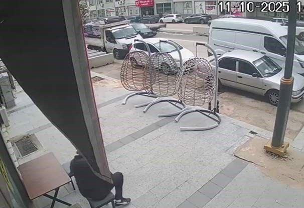 Otomobilin çarptığı yaşlı adam yaralandı: Kaza anı kamerada