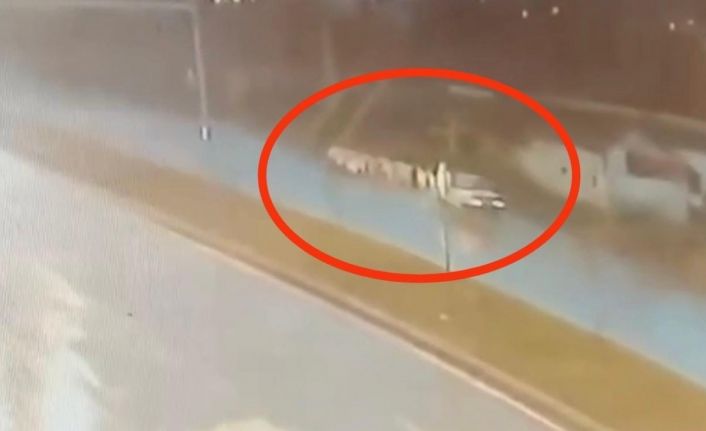 Otomobilin çobana ve sürüye çarpma anı kameraya yansıdı