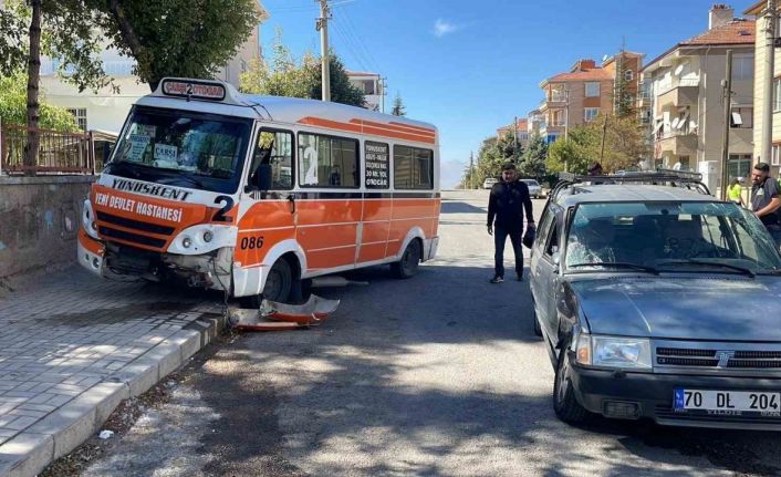 Otomobille çarpışan yolcu minibüsü kaldırıma çıktı: 3 yaralı