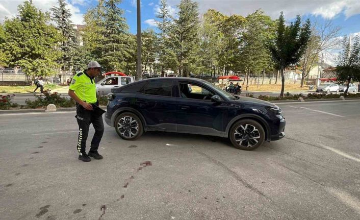 Otomobille elektrikli bisikletin çarpıştığı kaza kamerada: 1 yaralı