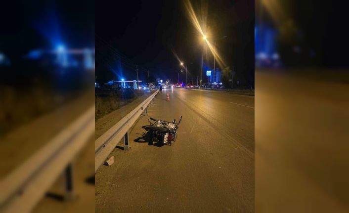 Otomobille motosikletin çarpıştığı kazada bir kişi öldü, 2 kişi yaralandı