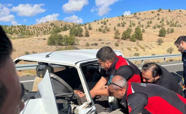 Otomobiller kafa kafaya çarpıştı: 1’i ağır, 4 yaralı