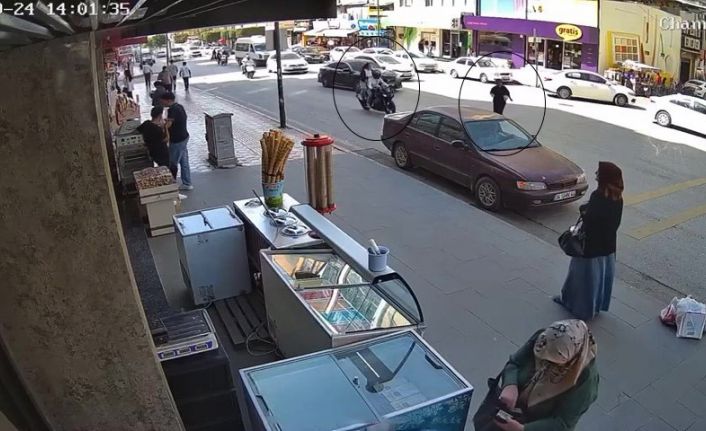 Otomobillerin yol verdiği kadına motosiklet çarptı