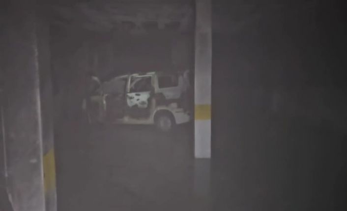 Otoparktaki araç alev aldı, bina tahliye edildi