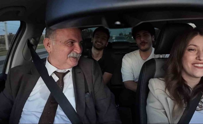 Otostop çeken öğrencilere başkandan sürpriz