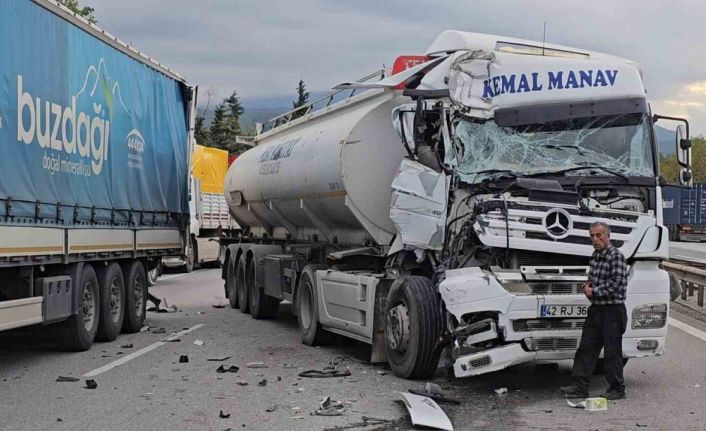 Otoyolda kaza: Hurdaya dönen tırdan burnu bile kanamadan çıktı