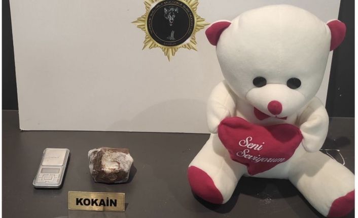 Oyuncak ayı içine gizlenen kokain ele geçirildi: 1 gözaltı