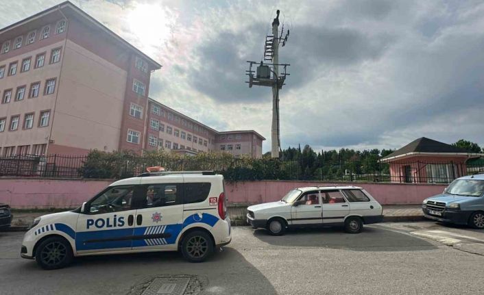 Özel eğitim öğrencisi okulda arkadaşını makasla yaraladı