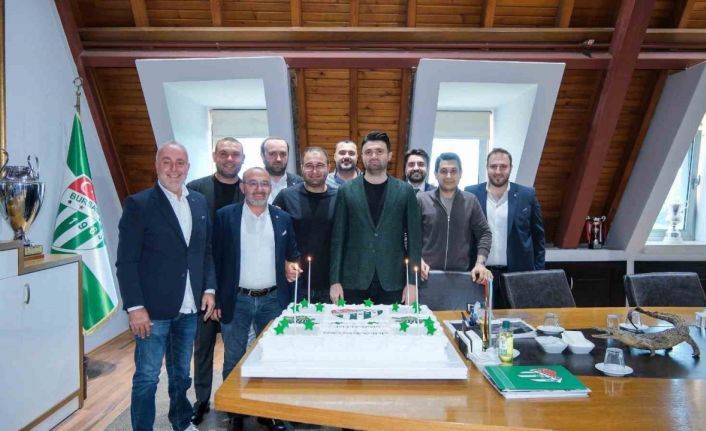 Özlüce’de antrenman sonrası Başkan Enes Çelik’e doğum günü sürprizi