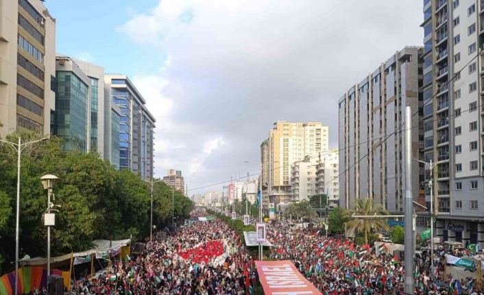 Pakistan’da binlerce kişi Gazze için yürüdü