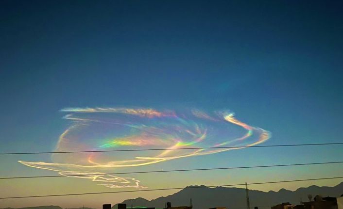 Pakistan’da görülen "ateş gökkuşağı" görsel şölen sundu