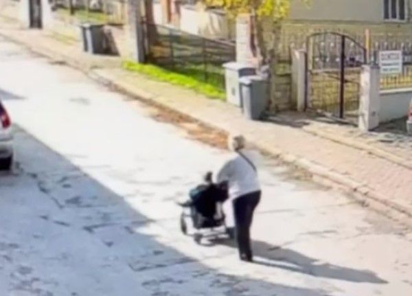 Para dolu çantayı arabanın üstünde unuttu