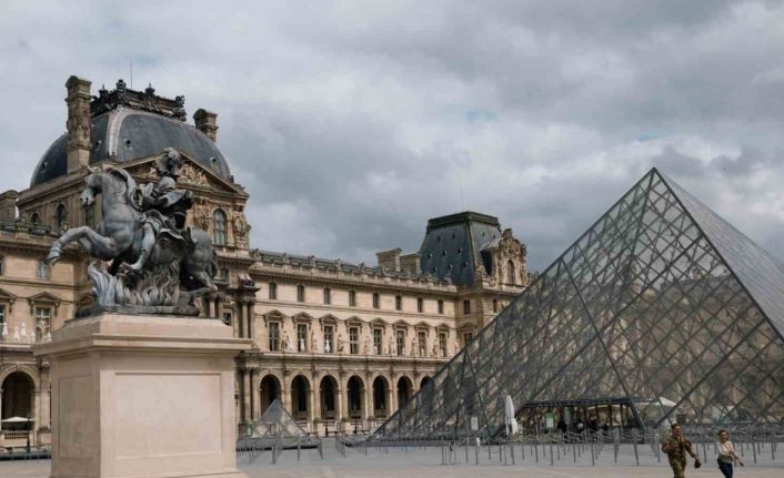 Paris’teki ünlü Louvre Müzesi’nde soygun paniği: Müze ziyaretçilere kapatıldı