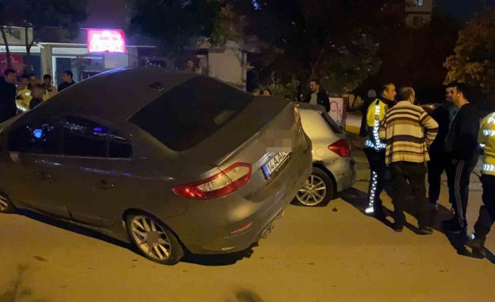 Park halindeki 2 araca çarpıp asılı kaldı: Sürücü olay yerinden kaçtı