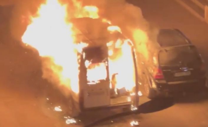 Park halindeki minibüs alev topuna döndü