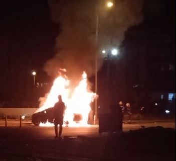 Park halindeki otomobil alevlere teslim oldu