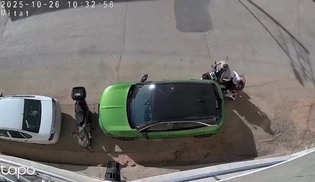 Park halindeki otomobile çarpıp hiçbir şey olmamış gibi kaçtı