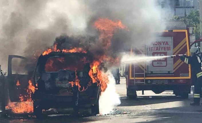 Park halindeki ticari taksi alev topuna dönerek yandı