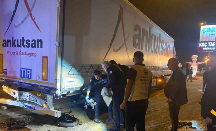 Park halindeki tıra çarpan motosikletli genç kazada hayatını kaybetti