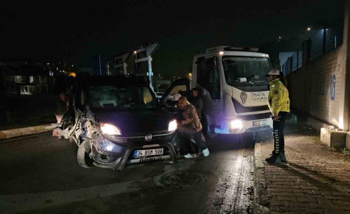 Park halindeki tıra çarpan sürücü, ağır hasar alan aracını bırakıp kaçtı