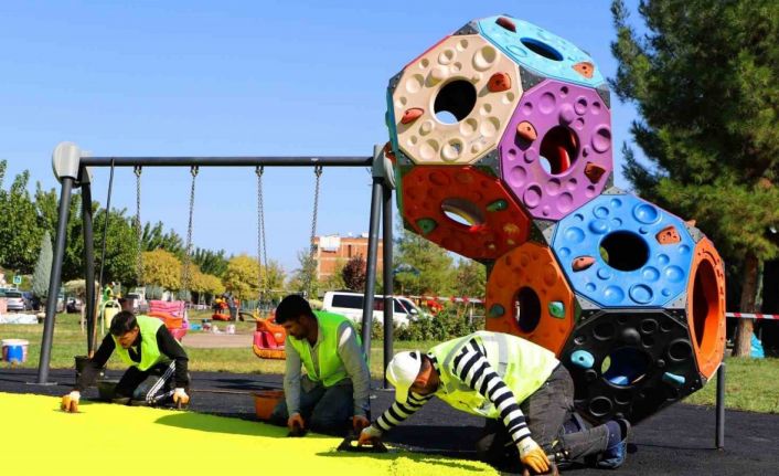 Parklardaki çocuk oyun ve spor alanları yenileniyor