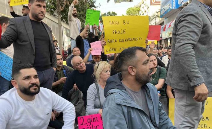 Pazarcı esnafından Karşıyaka’da oturma eylemi