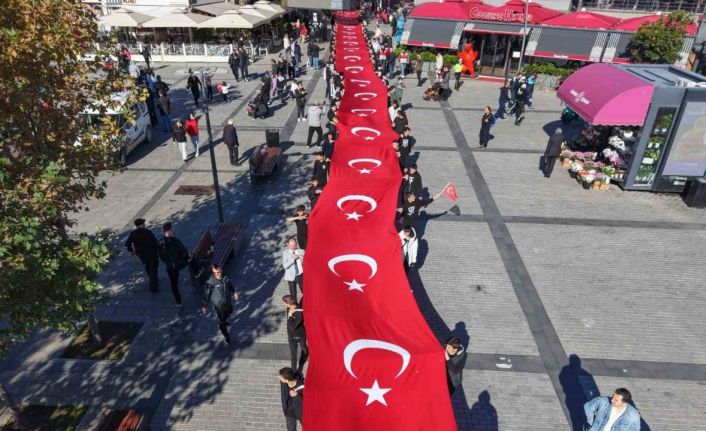 Pendik’te 102 metrelik Türk bayrağıyla Cumhuriyet kutlaması havadan görüntülendi