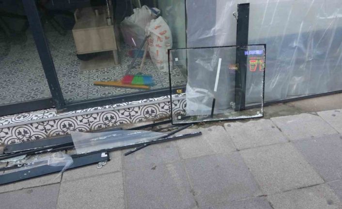 Pendik’te direksiyon hakimiyetini kaybedip dükkana daldı