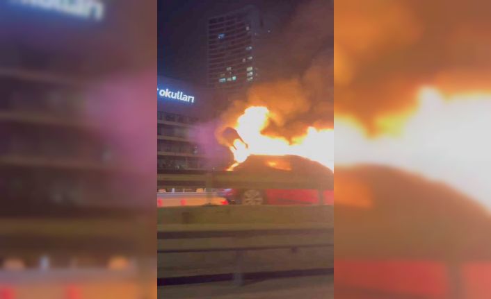 Pendik’te seyir halindeki otomobil alev alev yandı