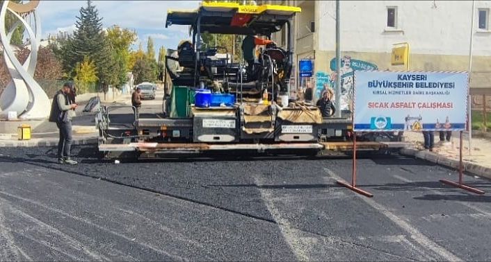 Pınarbaşı’na 2 günde 2 bin ton sıcak asfalt serildi