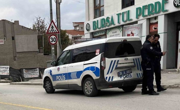 Polis aracına çarpıp kaçtı