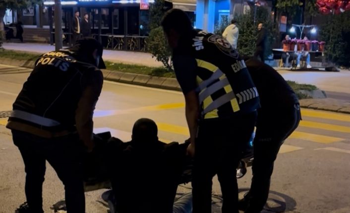 Polis noktasından geçerken alkolün etkisiyle yere düştü, yakayı ele verdi