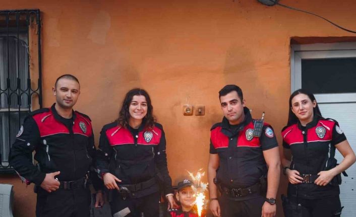 Polis sirenleri bu kez özel gereksinimli çocuğa sürpriz için çaldı