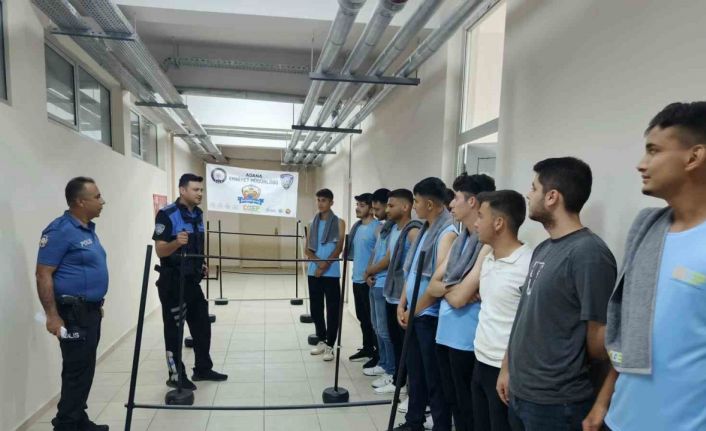 Polisin eğitim verdiği gençler astsubaylığı kazandı