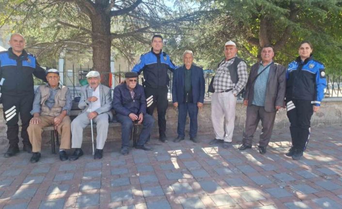 Polislerden yaşlı vatandaşlara ziyaret
