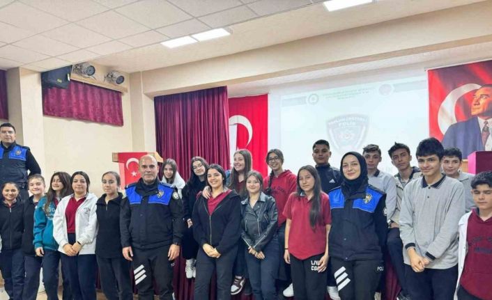Polisten lise öğrencilerine eğitim