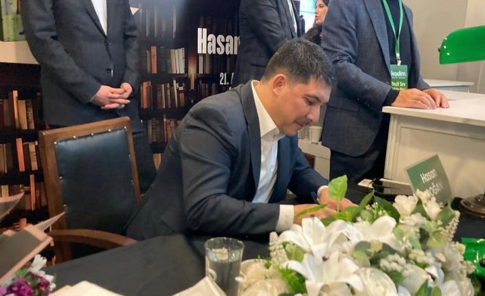 Prof. Dr. Hasan Doğan, Ankara Kitap Fuarı’nda okurlarıyla buluştu