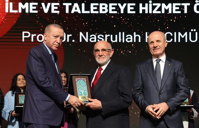 Prof. Dr. Nasrullah Hacımüftüoğlu’na özel ödül