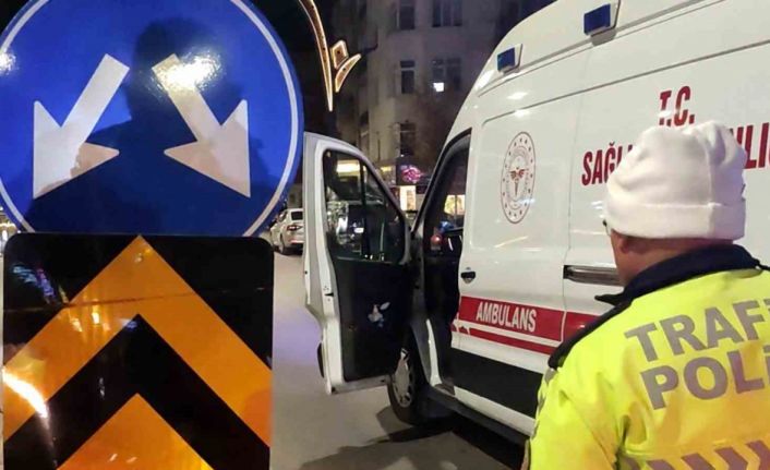 Refüjdeki trafik levhasına çarpan motosikletteki baba ve oğlu yaralandı