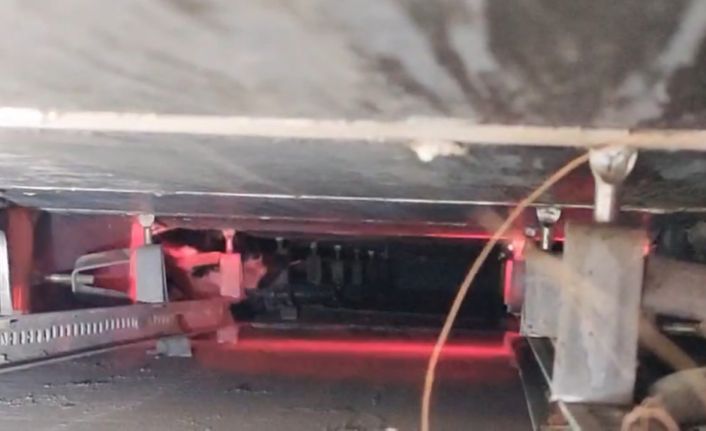 Reklam panosunda mahsur kalan kediyi itfaiye kurtardı