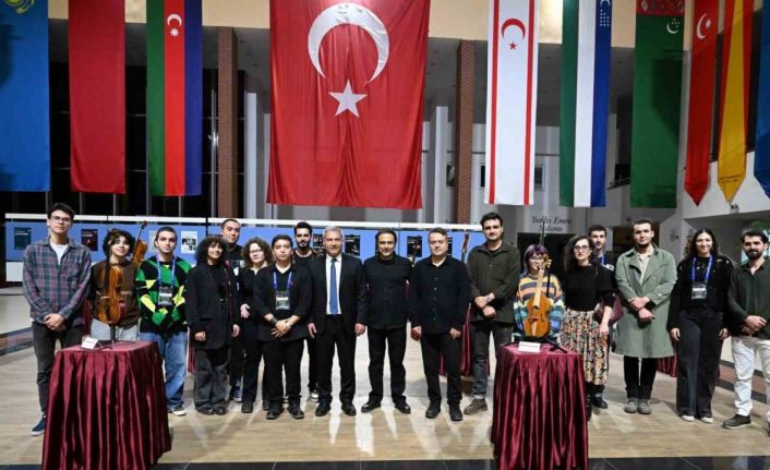 Rektör Adıgüzel, Çalgı Yapımı ve Onarımı Bölümü öğrencilerinin sergisini gezdi