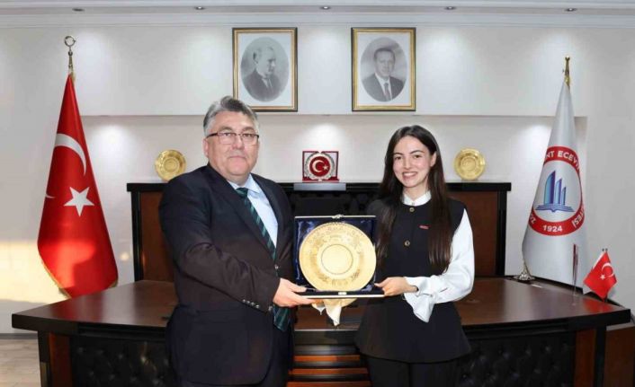 Rektör Özölçer "Yılın Doktora Tezi" ödülü sahibi Dr. Öğr. Üyesi Timur’u makamında kabul etti